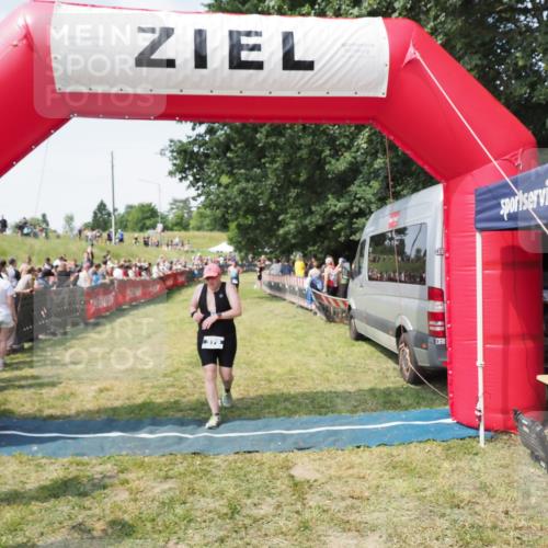 21.06.2025 - 27. Vierlanden-Triathlon MichiJ http://msf.ph/oto/8021254 15.06.2026 11:36:38 Ziel 379 meine-sportfotos.de