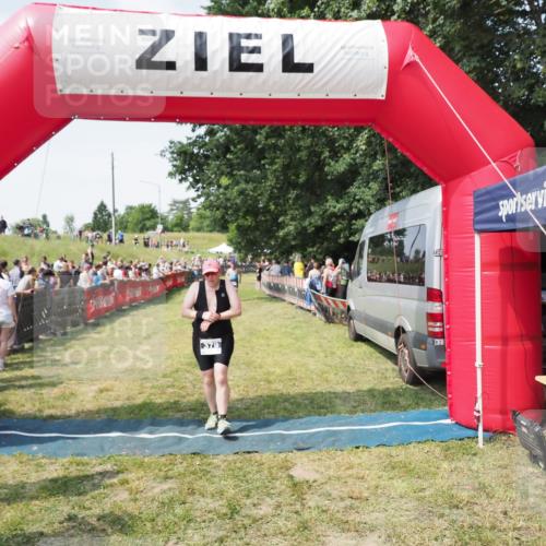 21.06.2025 - 27. Vierlanden-Triathlon MichiJ http://msf.ph/oto/8021271 15.06.2026 11:36:38 Ziel 379 meine-sportfotos.de