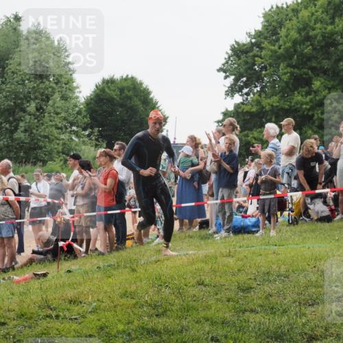 15.06.2025 - 27. Vierlanden-Triathlon KatJ http://msf.ph/oto/8021274 15.06.2025 10:52:15 Schwimmen 652, 693 meine-sportfotos.de
