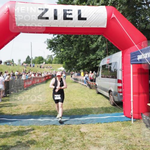 21.06.2025 - 27. Vierlanden-Triathlon MichiJ http://msf.ph/oto/8021283 15.06.2026 11:36:38 Ziel 379 meine-sportfotos.de