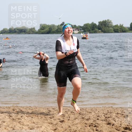15.06.2025 - 27. Vierlanden-Triathlon Lena Gebhardt http://msf.ph/oto/8021286 15.06.2025 10:18:24 Schwimmen 495, 533, 535, 568, 586, 621, 628 meine-sportfotos.de