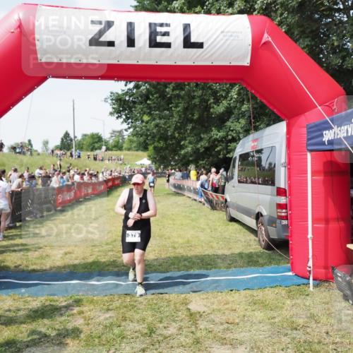 21.06.2025 - 27. Vierlanden-Triathlon MichiJ http://msf.ph/oto/8021291 15.06.2026 11:36:38 Ziel 379 meine-sportfotos.de