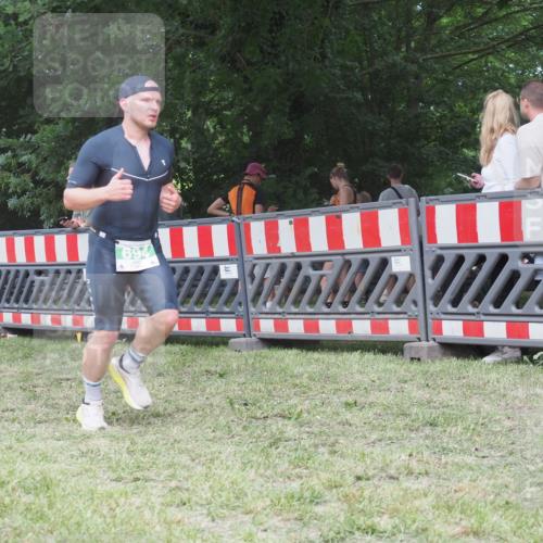 21.06.2025 - 27. Vierlanden-Triathlon KatJ http://msf.ph/oto/8021302 15.06.2025 13:20:31 Ziel 688, 694, 709 meine-sportfotos.de