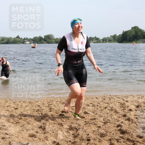 15.06.2025 - 27. Vierlanden-Triathlon Lena Gebhardt http://msf.ph/oto/8021311 15.06.2025 10:18:25 Schwimmen 495, 533, 535, 568, 586, 621, 628 meine-sportfotos.de