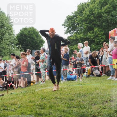 15.06.2025 - 27. Vierlanden-Triathlon KatJ http://msf.ph/oto/8021313 15.06.2025 10:52:15 Schwimmen 652, 693 meine-sportfotos.de