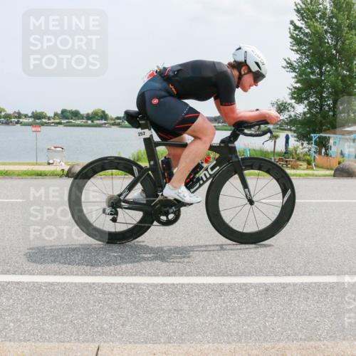 21.06.2025 - 27. Vierlanden-Triathlon H.Heesch http://msf.ph/oto/8021317 15.06.2025 12:04:52 Radfahren 252, 699 meine-sportfotos.de