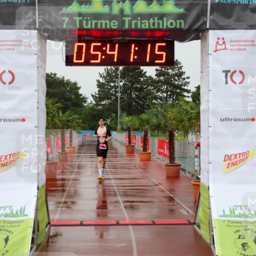 15.06.2025 - 7 Türme Triathlon Michael Strokosch http://msf.ph/oto/8021323 15.06.2025 15:41:15 Ziel 303 meine-sportfotos.de