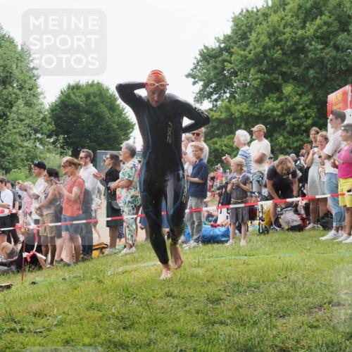 15.06.2025 - 27. Vierlanden-Triathlon KatJ http://msf.ph/oto/8021325 15.06.2025 10:52:16 Schwimmen 652, 693 meine-sportfotos.de