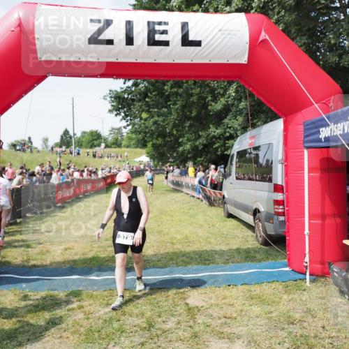 21.06.2025 - 27. Vierlanden-Triathlon MichiJ http://msf.ph/oto/8021329 15.06.2026 11:36:39 Ziel 379 meine-sportfotos.de