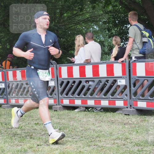 21.06.2025 - 27. Vierlanden-Triathlon KatJ http://msf.ph/oto/8021340 15.06.2025 13:20:31 Ziel 688, 694, 709 meine-sportfotos.de