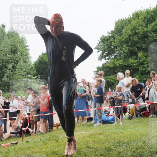15.06.2025 - 27. Vierlanden-Triathlon KatJ http://msf.ph/oto/8021355 15.06.2025 10:52:16 Schwimmen 652, 693 meine-sportfotos.de