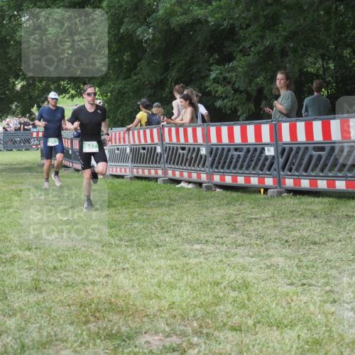 21.06.2025 - 27. Vierlanden-Triathlon KatJ http://msf.ph/oto/8021356 15.06.2025 13:20:42 Ziel 647, 697 meine-sportfotos.de