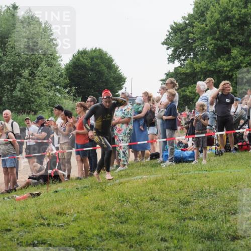 15.06.2025 - 27. Vierlanden-Triathlon KatJ http://msf.ph/oto/8021364 15.06.2025 10:52:20 Schwimmen 652, 693, 759 meine-sportfotos.de