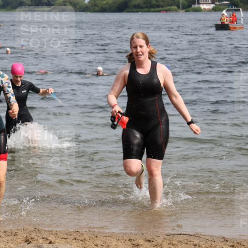 15.06.2025 - 27. Vierlanden-Triathlon Lena Gebhardt http://msf.ph/oto/8021376 15.06.2025 10:18:28 Schwimmen 495, 533, 535, 621, 628 meine-sportfotos.de