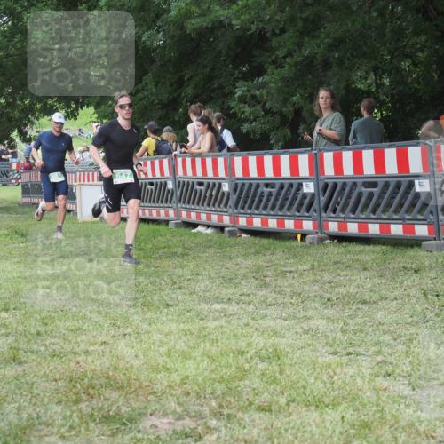 21.06.2025 - 27. Vierlanden-Triathlon KatJ http://msf.ph/oto/8021377 15.06.2025 13:20:42 Ziel 647, 697 meine-sportfotos.de