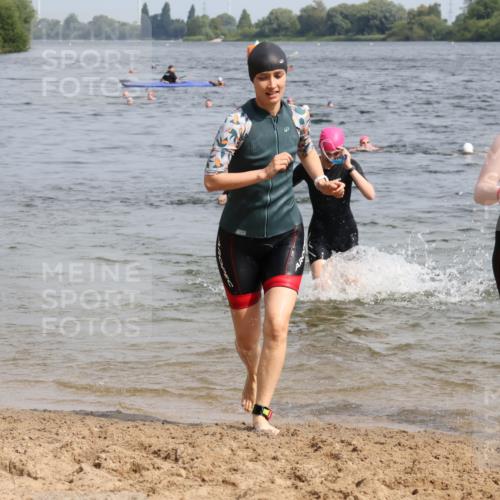 15.06.2025 - 27. Vierlanden-Triathlon Lena Gebhardt http://msf.ph/oto/8021391 15.06.2025 10:18:29 Schwimmen 495, 533, 535, 621, 628 meine-sportfotos.de