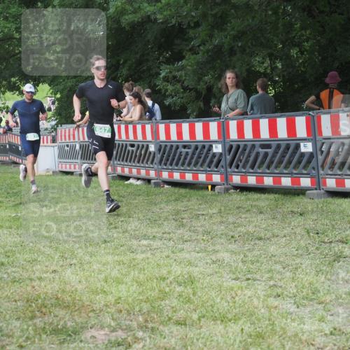 21.06.2025 - 27. Vierlanden-Triathlon KatJ http://msf.ph/oto/8021393 15.06.2025 13:20:42 Ziel 647, 697 meine-sportfotos.de