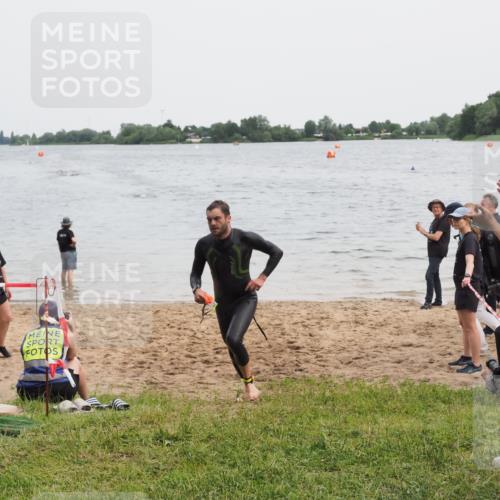 21.06.2025 - 27. Vierlanden-Triathlon MichiJ http://msf.ph/oto/8021402 15.06.2026 10:51:07 Schwimmen 775 meine-sportfotos.de