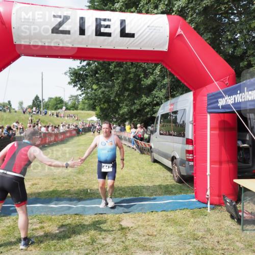 21.06.2025 - 27. Vierlanden-Triathlon MichiJ http://msf.ph/oto/8021403 15.06.2026 11:36:46 Ziel 447 meine-sportfotos.de