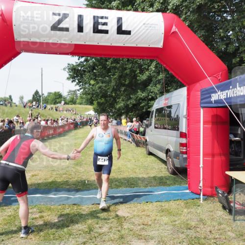 21.06.2025 - 27. Vierlanden-Triathlon MichiJ http://msf.ph/oto/8021416 15.06.2026 11:36:46 Ziel 447 meine-sportfotos.de