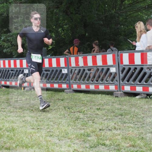 21.06.2025 - 27. Vierlanden-Triathlon KatJ http://msf.ph/oto/8021440 15.06.2025 13:20:43 Ziel 647, 649, 697 meine-sportfotos.de
