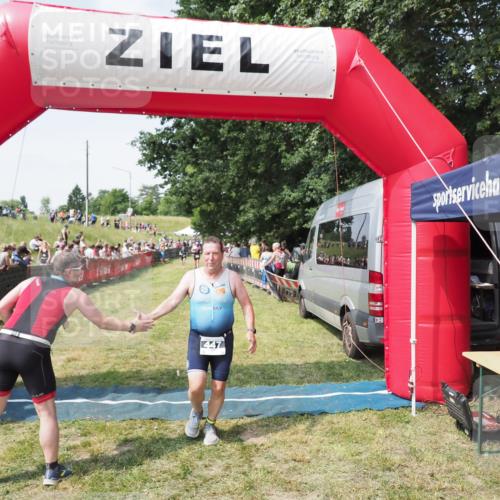 21.06.2025 - 27. Vierlanden-Triathlon MichiJ http://msf.ph/oto/8021443 15.06.2026 11:36:46 Ziel 447 meine-sportfotos.de