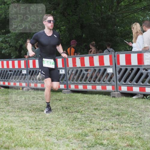 21.06.2025 - 27. Vierlanden-Triathlon KatJ http://msf.ph/oto/8021450 15.06.2025 13:20:43 Ziel 647, 649, 697 meine-sportfotos.de