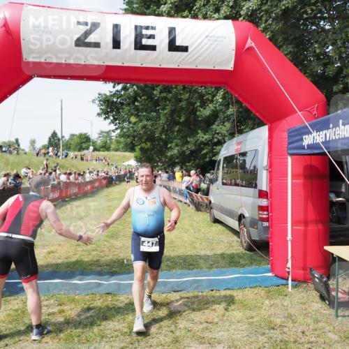 21.06.2025 - 27. Vierlanden-Triathlon MichiJ http://msf.ph/oto/8021452 15.06.2026 11:36:46 Ziel 447 meine-sportfotos.de