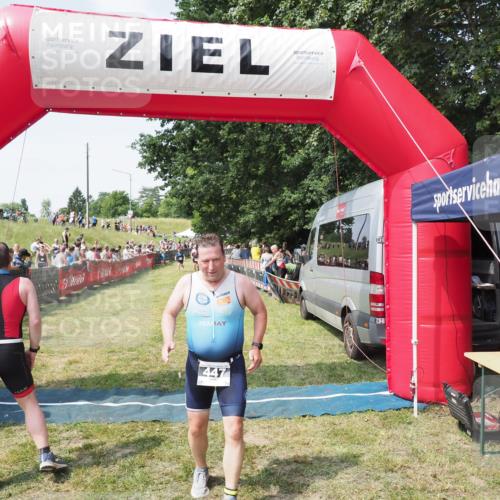 21.06.2025 - 27. Vierlanden-Triathlon MichiJ http://msf.ph/oto/8021460 15.06.2026 11:36:47 Ziel 447 meine-sportfotos.de