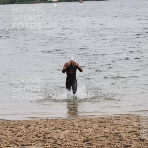 21.06.2025 - 27. Vierlanden-Triathlon MichiJ http://msf.ph/oto/8021465 15.06.2026 10:51:34 Schwimmen 676 meine-sportfotos.de