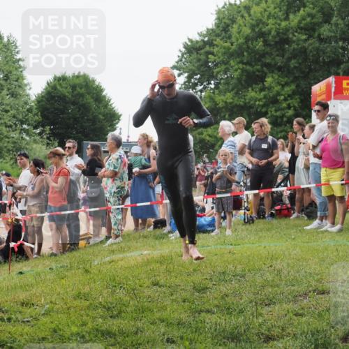 15.06.2025 - 27. Vierlanden-Triathlon KatJ http://msf.ph/oto/8021484 15.06.2025 10:52:25 Schwimmen 652, 682, 759 meine-sportfotos.de