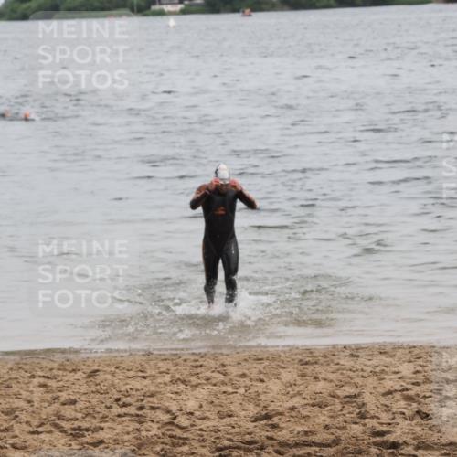 21.06.2025 - 27. Vierlanden-Triathlon MichiJ http://msf.ph/oto/8021497 15.06.2026 10:51:35 Schwimmen 676 meine-sportfotos.de