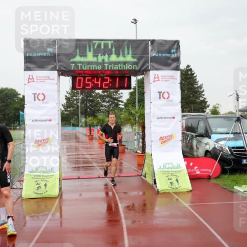 15.06.2025 - 7 Türme Triathlon Michael Strokosch http://msf.ph/oto/8021502 15.06.2025 15:42:10 Ziel 208 meine-sportfotos.de