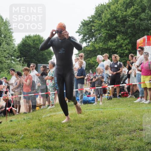 15.06.2025 - 27. Vierlanden-Triathlon KatJ http://msf.ph/oto/8021503 15.06.2025 10:52:25 Schwimmen 652, 682, 759 meine-sportfotos.de