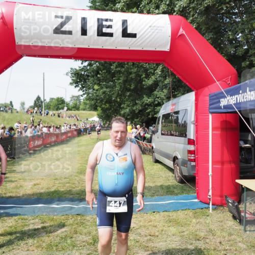 21.06.2025 - 27. Vierlanden-Triathlon MichiJ http://msf.ph/oto/8021504 15.06.2026 11:36:47 Ziel 447 meine-sportfotos.de