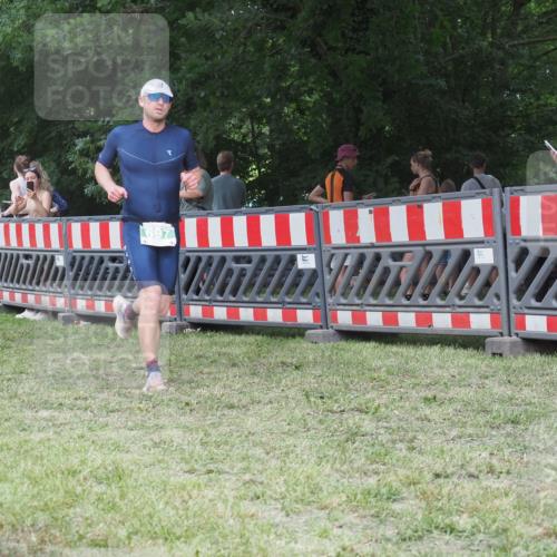 21.06.2025 - 27. Vierlanden-Triathlon KatJ http://msf.ph/oto/8021505 15.06.2025 13:20:45 Ziel 236, 647, 649, 697 meine-sportfotos.de