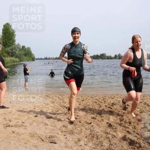 15.06.2025 - 27. Vierlanden-Triathlon Lena Gebhardt http://msf.ph/oto/8021506 15.06.2025 10:18:31 Schwimmen 495, 533, 535, 621, 628 meine-sportfotos.de