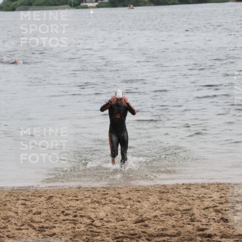 21.06.2025 - 27. Vierlanden-Triathlon MichiJ http://msf.ph/oto/8021508 15.06.2026 10:51:35 Schwimmen 676 meine-sportfotos.de