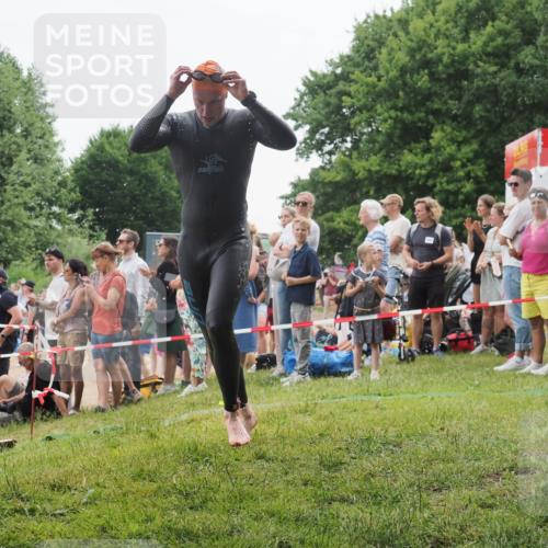 15.06.2025 - 27. Vierlanden-Triathlon KatJ http://msf.ph/oto/8021509 15.06.2025 10:52:25 Schwimmen 652, 682, 759 meine-sportfotos.de