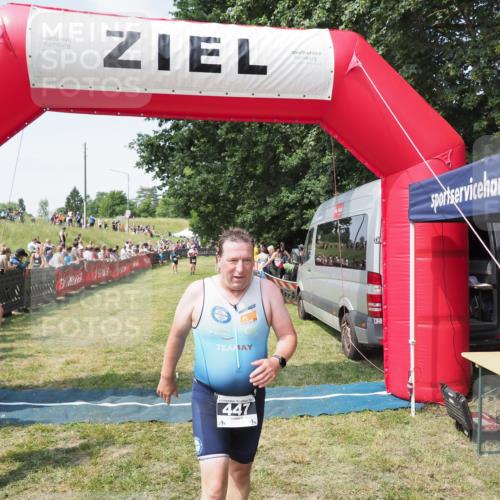 21.06.2025 - 27. Vierlanden-Triathlon MichiJ http://msf.ph/oto/8021515 15.06.2026 11:36:47 Ziel 447 meine-sportfotos.de