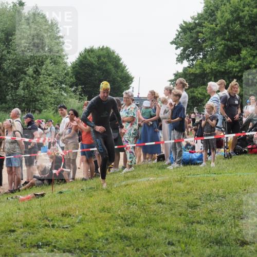 15.06.2025 - 27. Vierlanden-Triathlon KatJ http://msf.ph/oto/8021521 15.06.2025 10:52:31 Schwimmen 682, 759 meine-sportfotos.de