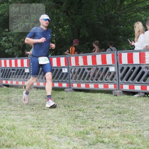 21.06.2025 - 27. Vierlanden-Triathlon KatJ http://msf.ph/oto/8021529 15.06.2025 13:20:45 Ziel 236, 647, 649, 697 meine-sportfotos.de