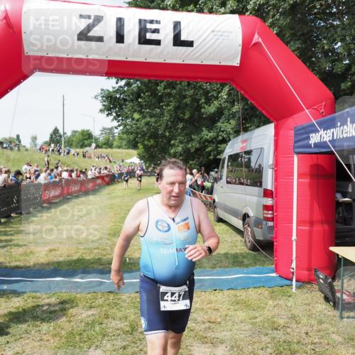 21.06.2025 - 27. Vierlanden-Triathlon MichiJ http://msf.ph/oto/8021531 15.06.2026 11:36:47 Ziel 447 meine-sportfotos.de