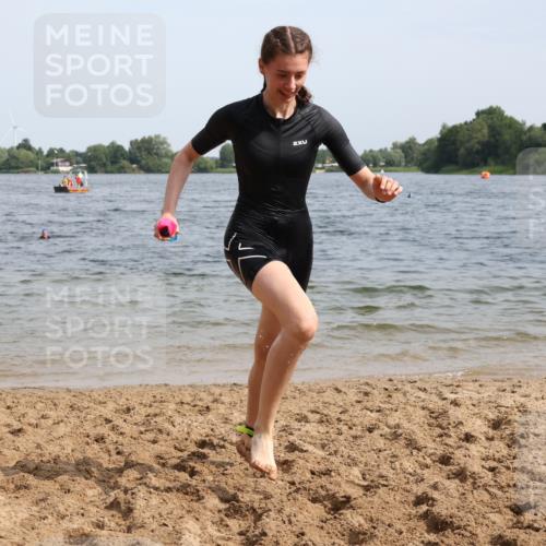 15.06.2025 - 27. Vierlanden-Triathlon Lena Gebhardt http://msf.ph/oto/8021535 15.06.2025 10:18:33 Schwimmen 495, 533, 535, 536, 621, 628 meine-sportfotos.de