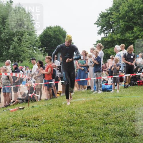 15.06.2025 - 27. Vierlanden-Triathlon KatJ http://msf.ph/oto/8021550 15.06.2025 10:52:32 Schwimmen 682, 759 meine-sportfotos.de