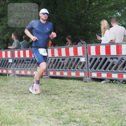 21.06.2025 - 27. Vierlanden-Triathlon KatJ http://msf.ph/oto/8021553 15.06.2025 13:20:45 Ziel 236, 647, 649, 697 meine-sportfotos.de