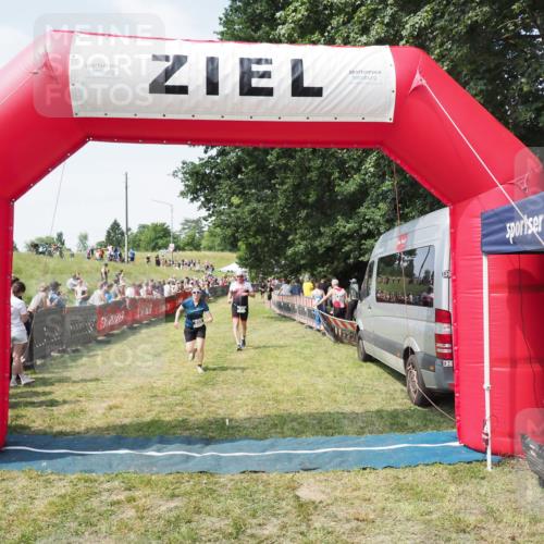 21.06.2025 - 27. Vierlanden-Triathlon MichiJ http://msf.ph/oto/8021564 15.06.2026 11:36:54 Ziel 468, 555 meine-sportfotos.de