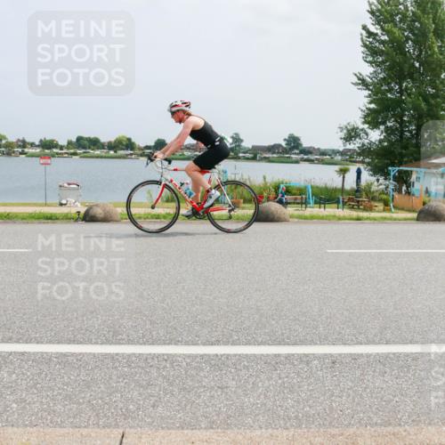 21.06.2025 - 27. Vierlanden-Triathlon H.Heesch http://msf.ph/oto/8021570 15.06.2025 12:05:10 Radfahren 671, 927, 978 meine-sportfotos.de