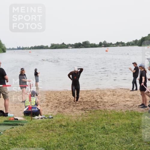 21.06.2025 - 27. Vierlanden-Triathlon MichiJ http://msf.ph/oto/8021589 15.06.2026 10:51:39 Schwimmen 676 meine-sportfotos.de