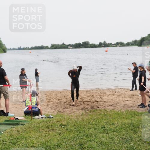 21.06.2025 - 27. Vierlanden-Triathlon MichiJ http://msf.ph/oto/8021605 15.06.2026 10:51:39 Schwimmen 676 meine-sportfotos.de